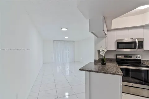 8235 Lake Dr # 108, Doral FL 33166