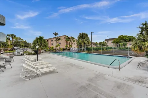 2700 S University Dr # 4B, Davie FL 33328