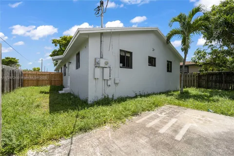 303 NW 7th St, Hallandale Beach FL 33009