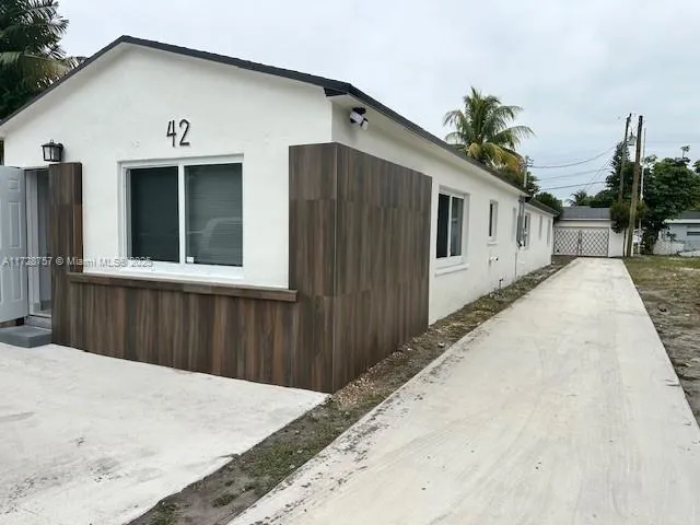 42 SE 10th Ter # 1, Dania Beach FL 33004