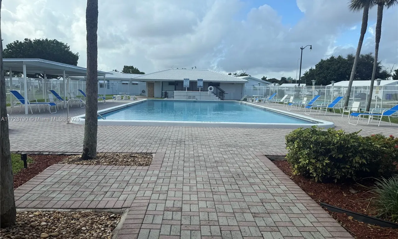 2631 W Golf Blvd, Pompano Beach FL 33064