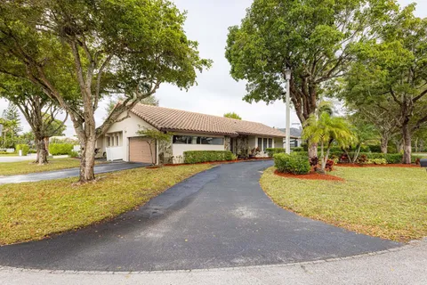 8491 Gatehouse Rd, Plantation FL 33324