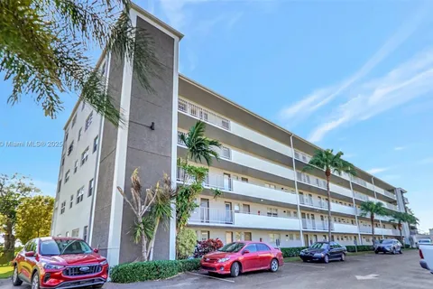 4800 Hillcrest Ln # 301, Hollywood FL 33021