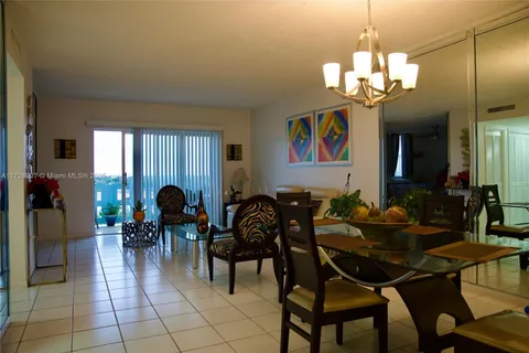 4001 Hillcrest Dr # 812, Hollywood FL 33021