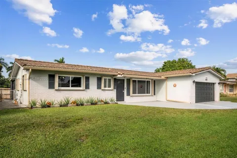 2070 NW 84th Ter, Pembroke Pines FL 33024