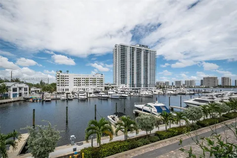 17111 Biscayne Blvd # 707, North Miami Beach FL 33160