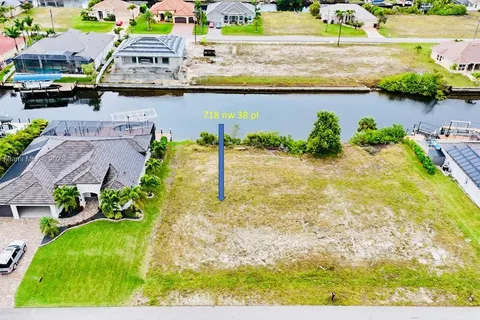 718 NW 38 pl, Cape Coral FL 33993