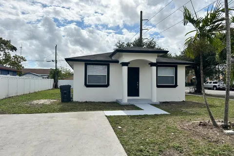 5584 Plunkett St, Hollywood FL 33021