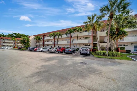 9400 N Hollybrook Lake Dr # 208, Pembroke Pines FL 33025