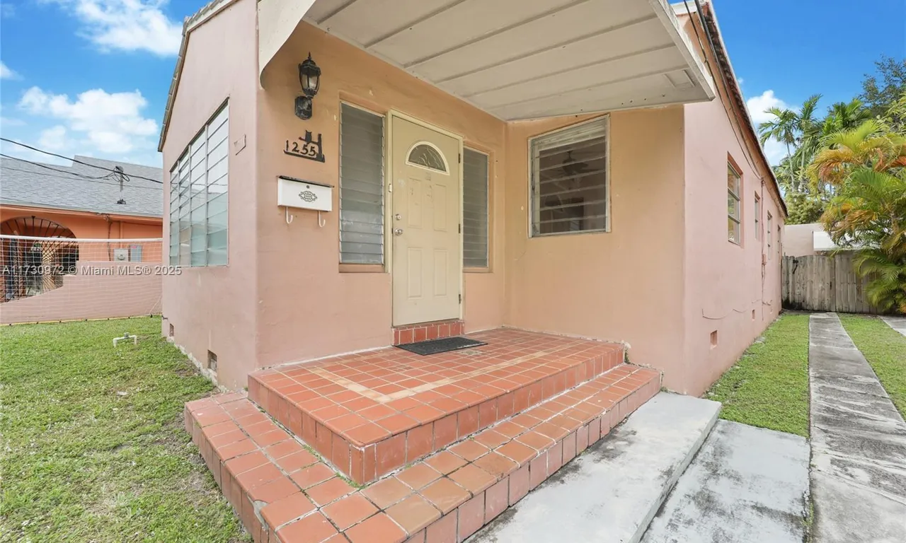 1255 SW 16th St, Miami FL 33145