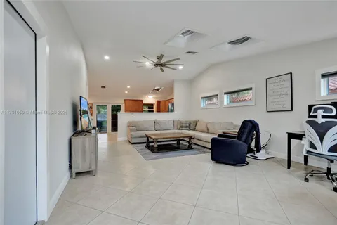 877 NW 87th Ave, Coral Springs FL 33071