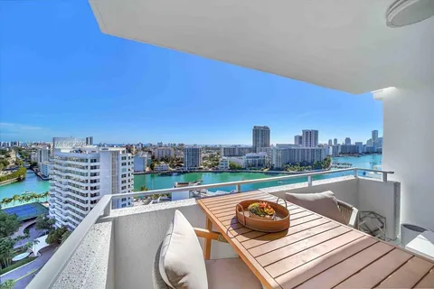 11 Island av # 2010, Miami Beach FL 33139