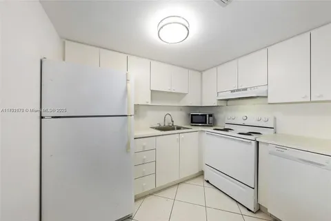 2600 Collins Ave # 405, Miami Beach FL 33140