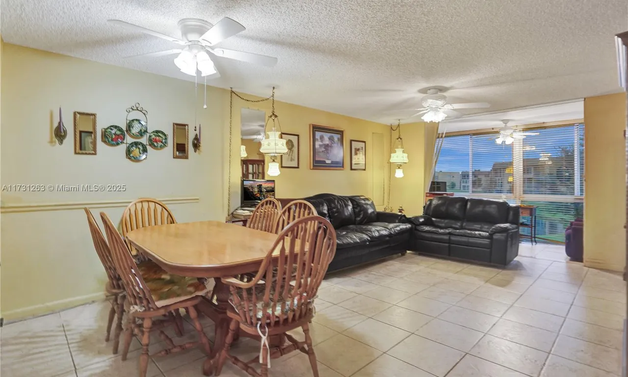9261 Sunrise Lakes Blvd # 212, Sunrise FL 33322