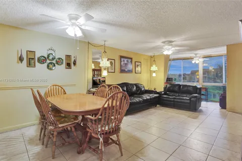 9261 Sunrise Lakes Blvd # 212, Sunrise FL 33322