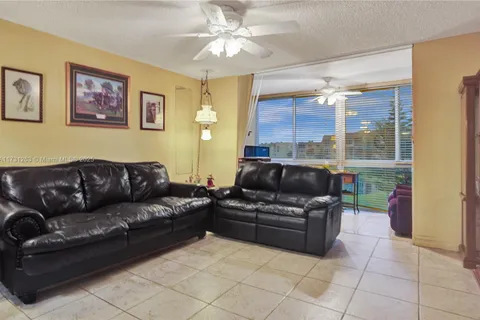 9261 Sunrise Lakes Blvd # 212, Sunrise FL 33322