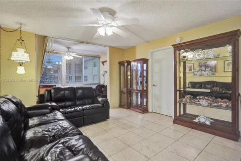 9261 Sunrise Lakes Blvd # 212, Sunrise FL 33322