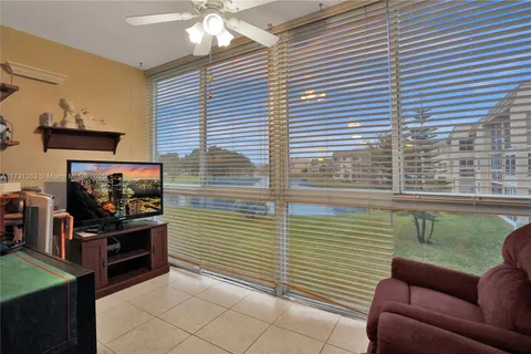 9261 Sunrise Lakes Blvd # 212, Sunrise FL 33322