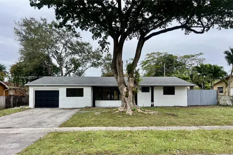 4461 NW 3rd Ct, Plantation FL 33317