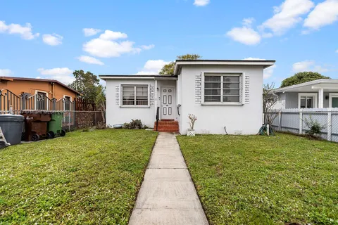 555 E 48th St, Hialeah FL 33013