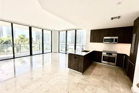 68 SE 6th St # 712, Miami FL 33131