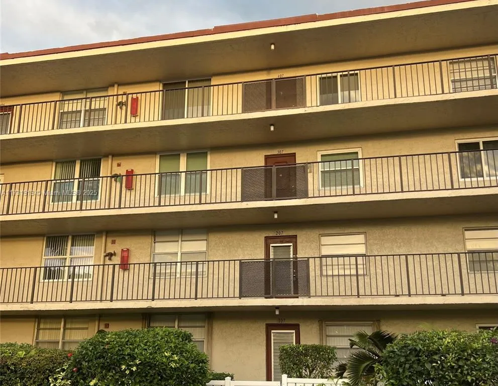 27 Abbey Ln # 107, Delray Beach FL 33446