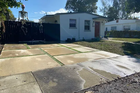 3701 SW 45th Ter, West Park FL 33023