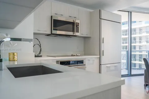 45 SW 9th St # 2801, Miami FL 33130