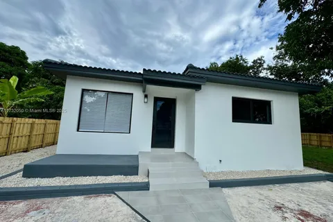 565 NW 98th St, Miami FL 33150