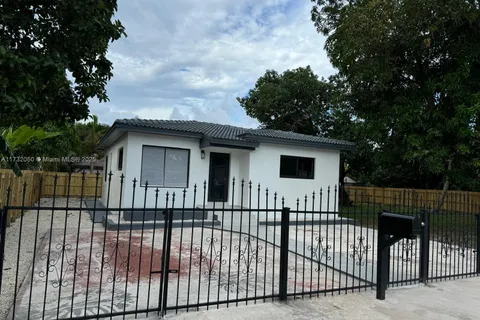 565 NW 98th St, Miami FL 33150