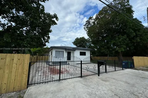 565 NW 98th St, Miami FL 33150