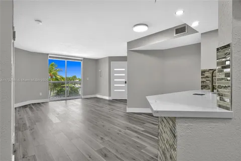 5880 Collins Ave # 403, Miami Beach FL 33140