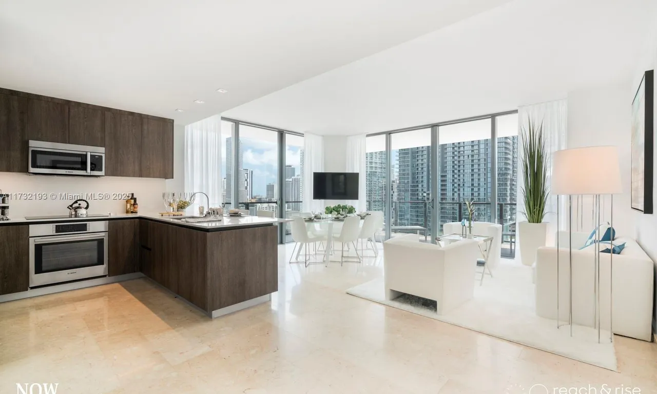88 SW 7th St # 1411, Miami FL 33130
