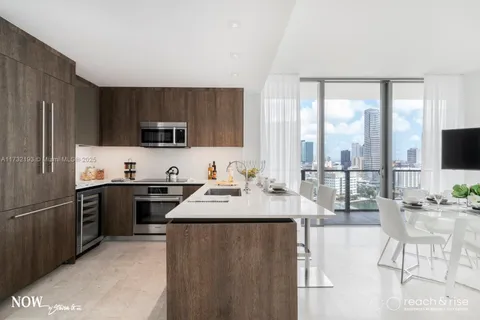 88 SW 7th St # 1411, Miami FL 33130