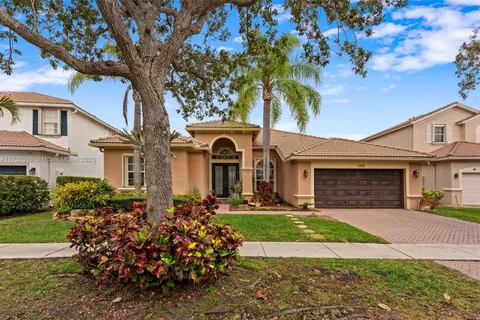 3888 W Gardenia Ave, Weston FL 33332