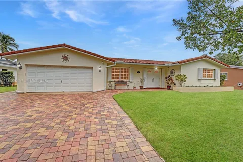 1811 NW 106th Ter, Pembroke Pines FL 33026