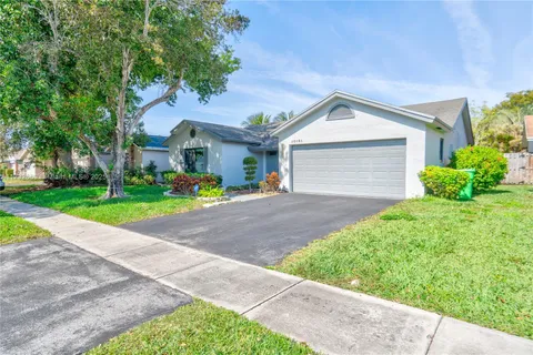 10151 NW 32nd St, Sunrise FL 33351