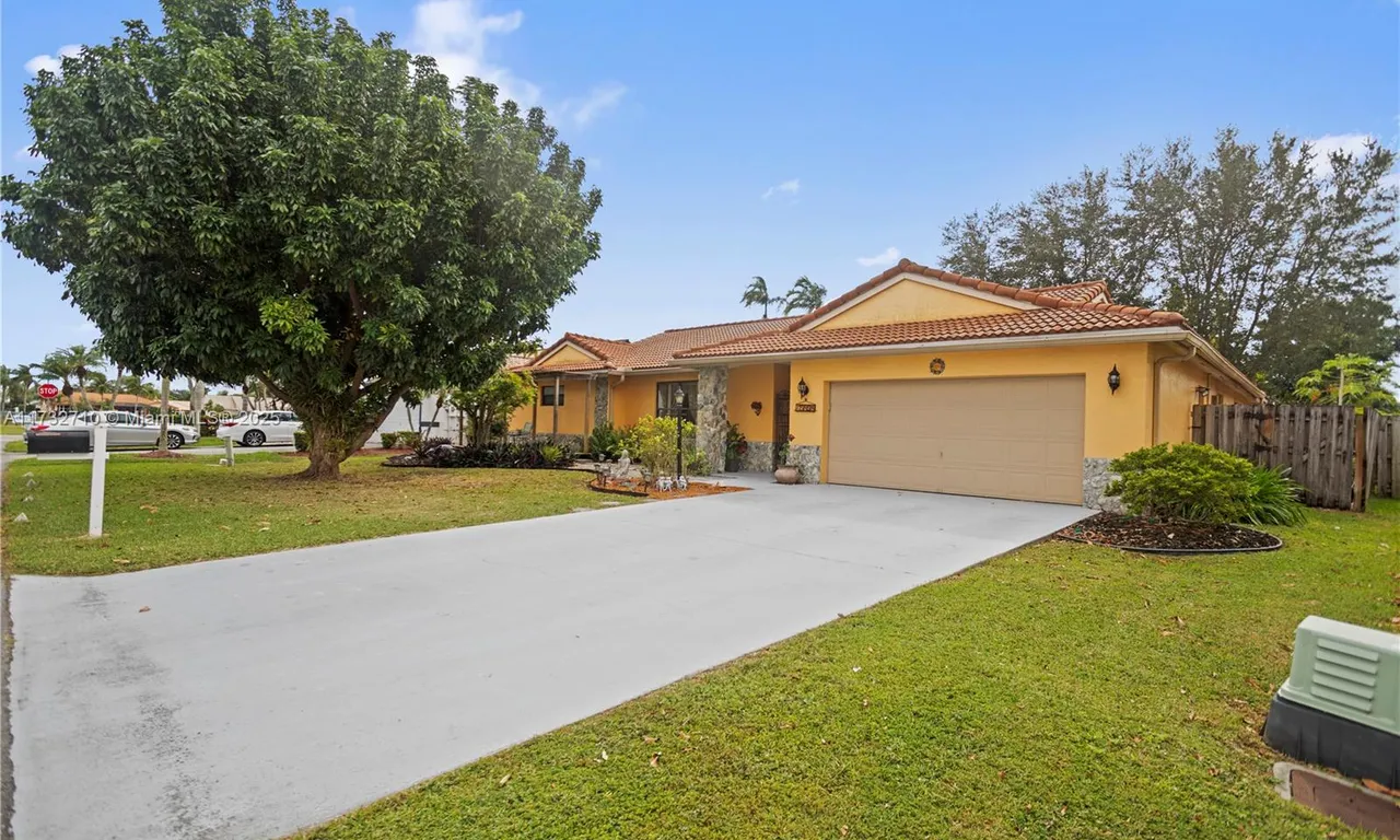 15824 Cotswold Ct, Davie FL 33331