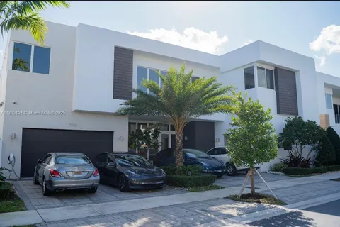 10262 NW 74th Ter, Doral FL 33178