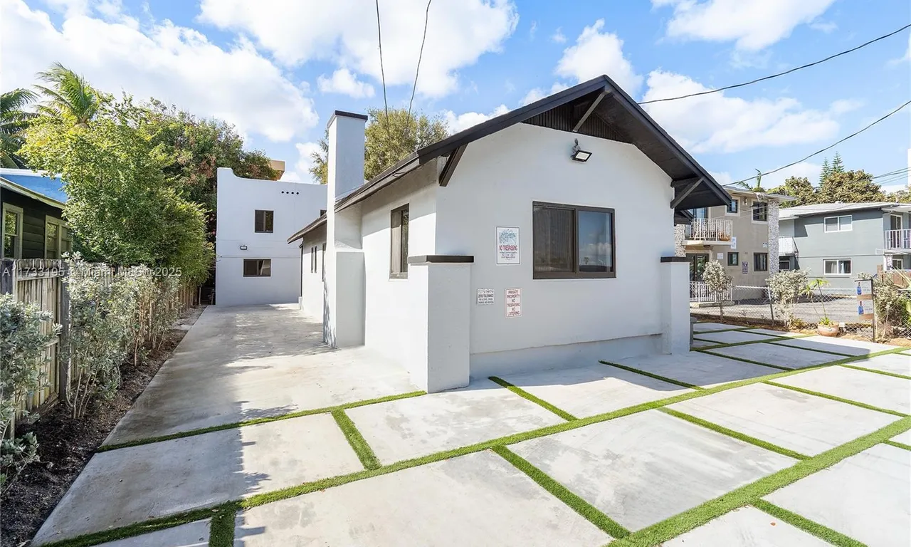 418 NW 9th Ave, Miami FL 33128