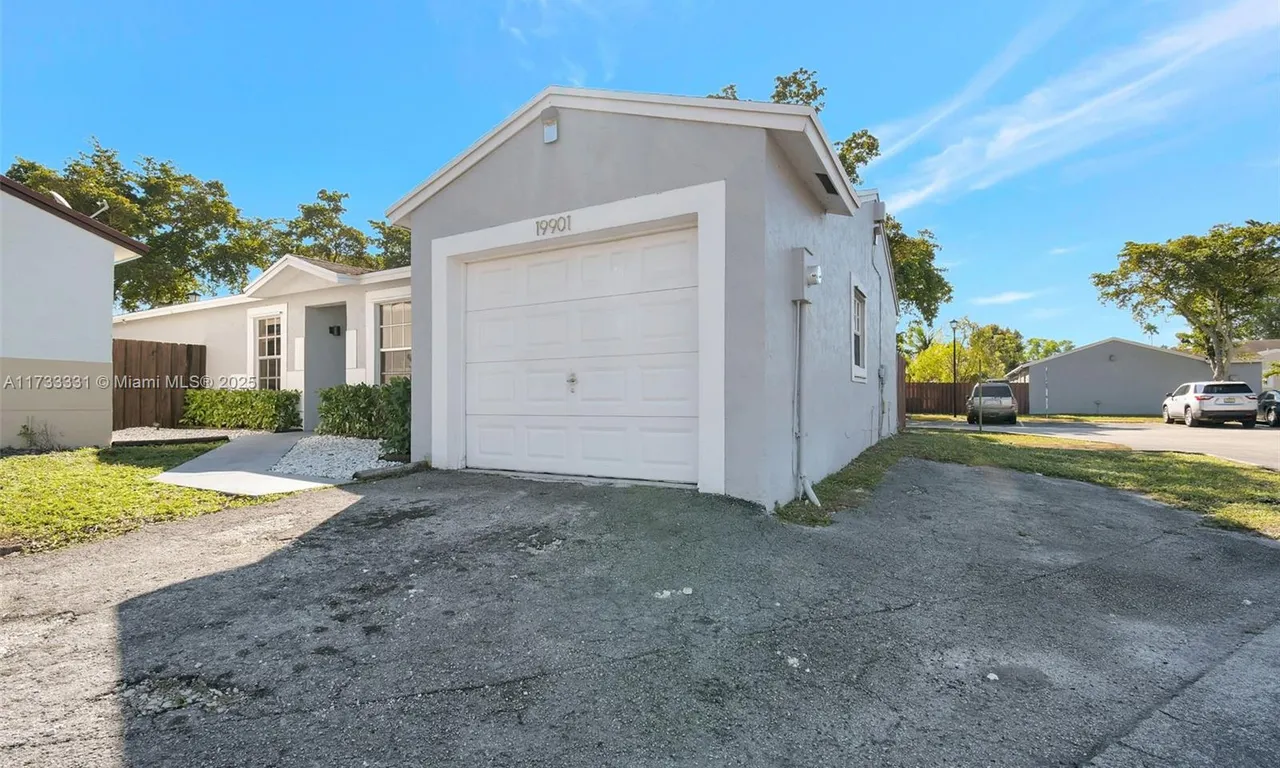 19901 NW 67th Cir Ct, Hialeah FL 33015