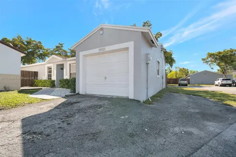 19901 NW 67th Cir Ct, Hialeah FL 33015