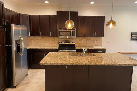 8280 Cascada Isles Dr, Cooper City FL 33024