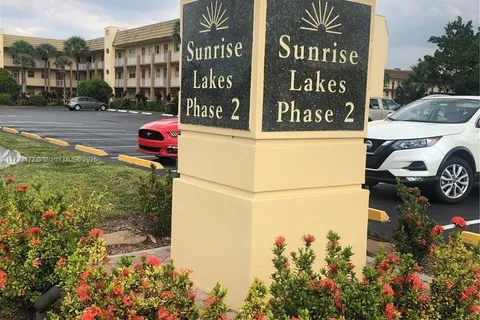 8460 Sunrise Lakes Blvd # 208, Sunrise FL 33322