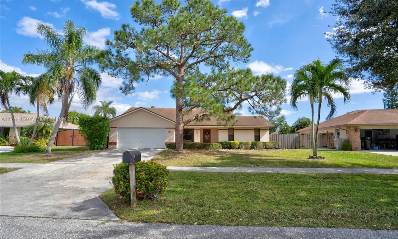 7394 Hazelwood Cir, Lake Worth FL 33467