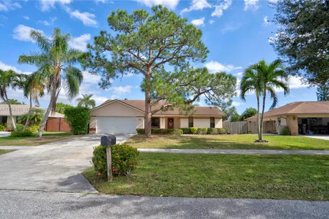 7394 Hazelwood Cir, Lake Worth FL 33467