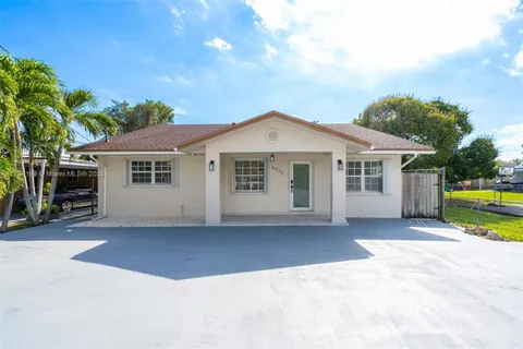 6372 SW 32nd St, Miami FL 33155