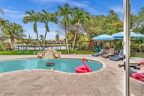 900 Diplomat Pkwy, Hallandale Beach FL 33009