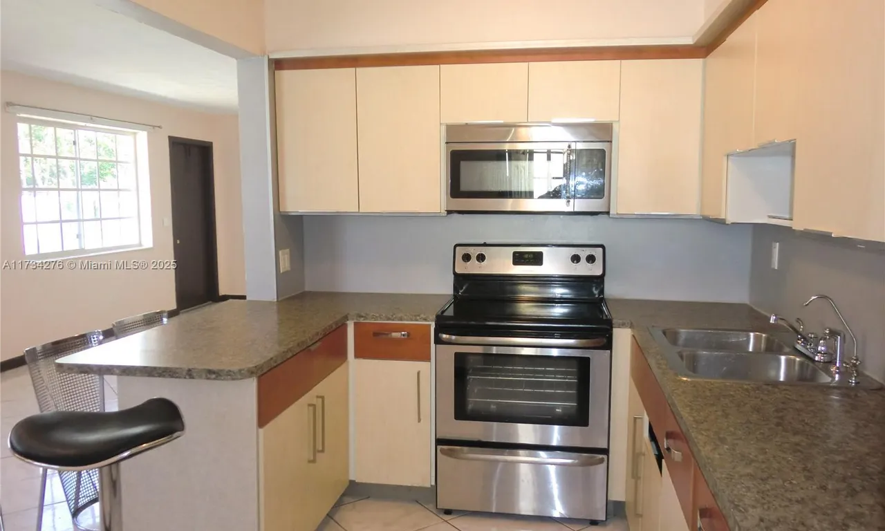 726 SW 5 Ct, Hallandale Beach FL 33009