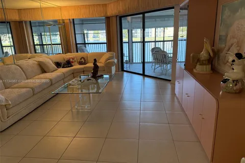 7424 Fairfax Dr # 212, Tamarac FL 33321